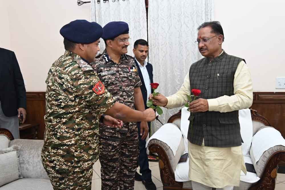 सीआरपीएफ के अतिरिक्त पुलिस महानिदेशक ने मुख्यमंत्री को नववर्ष की शुभकामनाएं दी 1 5 सीआरपीएफ के अतिरिक्त पुलिस महानिदेशक ने मुख्यमंत्री को नववर्ष की शुभकामनाएं दी