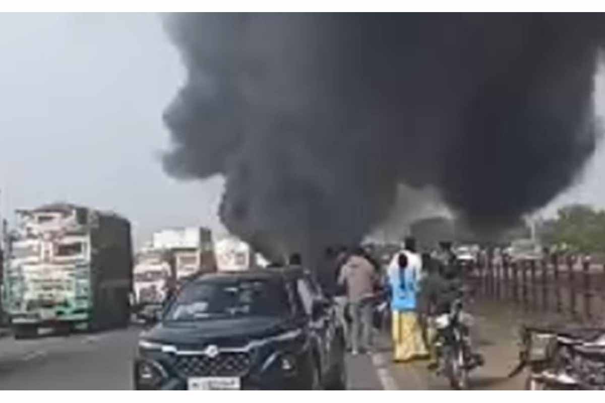 Indore News: चलती बस में लगी आग, जान बचाने के लिए खिड़की के कांच फोड़कर बाहर कूदे यात्री 1 indore bus