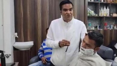 rikesh sen CG News: विधायक रिकेश सेन ने हाथ में थामा उस्तरा और बनाने लगे ग्राहक की दाढ़ी, कहा- कोई काम छोटा नहीं होता