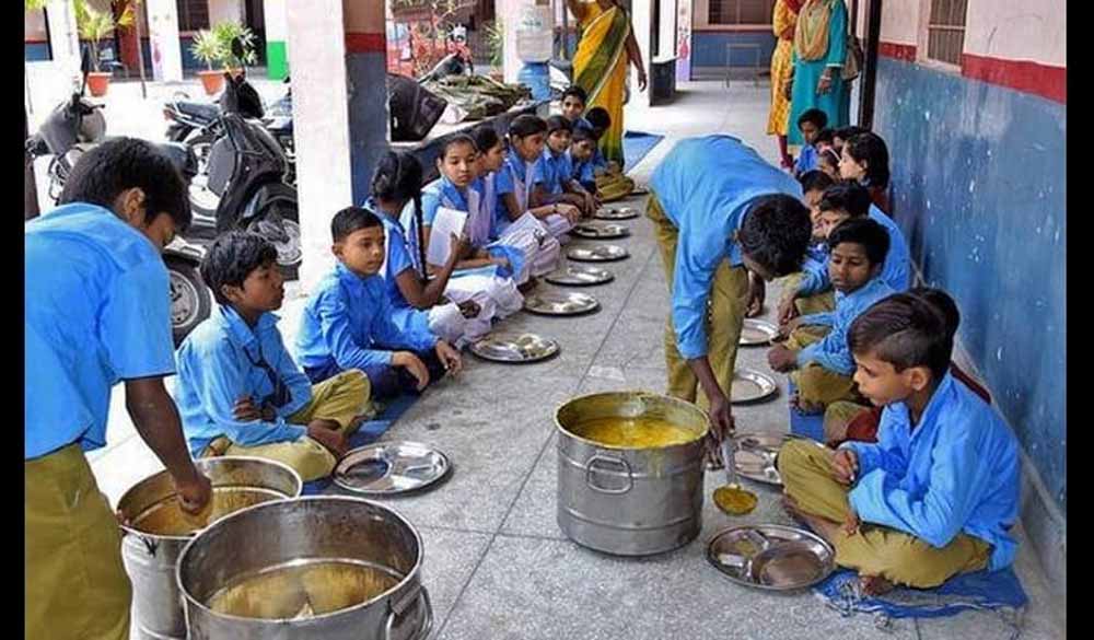 CG News: अब स्कूलों में बच्चे करेंगे ‘न्योता भोजन’, सामाजिक संगठन कर सकेंगे योगदान 1 bacche CG News: अब स्कूलों में बच्चे करेंगे ‘न्योता भोजन’, सामाजिक संगठन कर सकेंगे योगदान