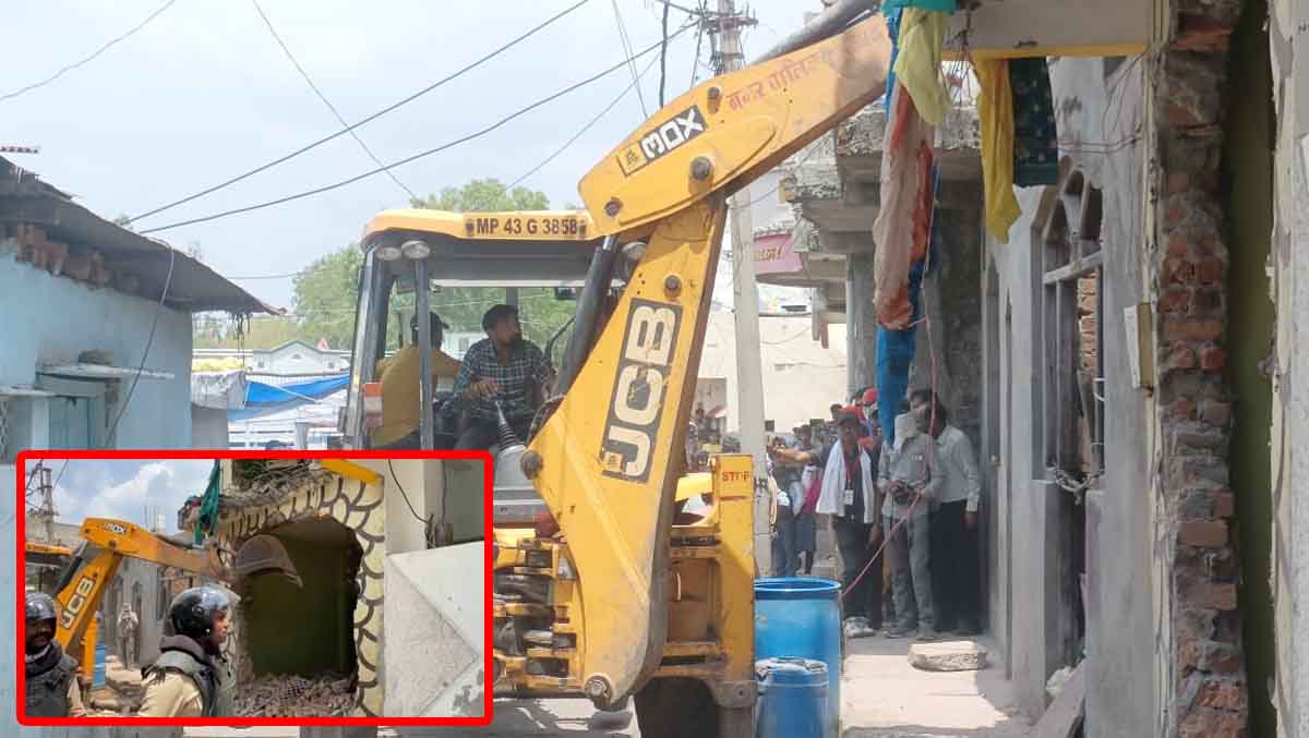 Ratlam Breaking: मंदिर में गोवंश के अवशेष फेंकने वाले आरोपितों के घरों पर चला बुलडोजर 1 Ratlam Breaking: मंदिर में गोवंश के अवशेष फेंकने वाले आरोपितों के घरों पर चला बुलडोजर