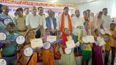 08 उप मुख्यमंत्री साव ने आवास मेला में हितग्राहियों को सौंपी नवनिर्मित आवास की चाबी