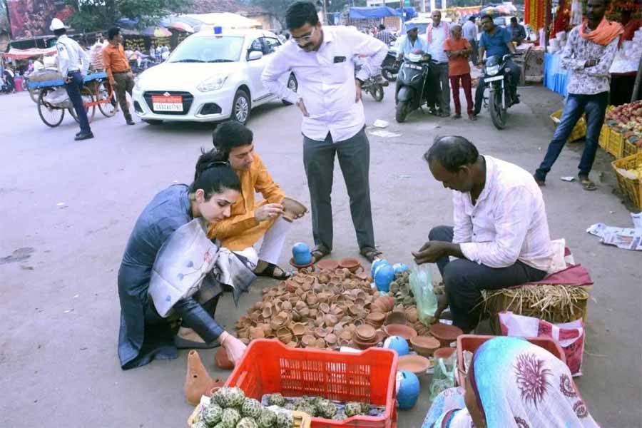 जांजगीर कलेक्टर ने सपत्नी सड़क किनारे लगे दुकानों से की खरीदारी 1 1 1 जांजगीर कलेक्टर ने सपत्नी सड़क किनारे लगे दुकानों से की खरीदारी