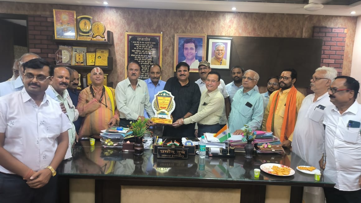 सरयूपारीण ब्राह्मण सभा के अध्यक्ष डॉ. सुरेश शुक्ला और उनकी टीम को किया गया सम्मानित 1 10 सरयूपारीण ब्राह्मण सभा के अध्यक्ष डॉ. सुरेश शुक्ला और उनकी टीम को किया गया सम्मानित