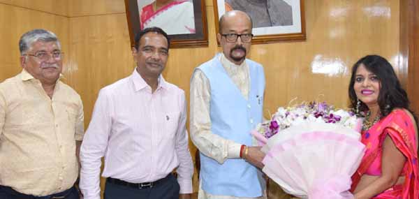 राज्यपाल डेका से डॉ. शर्मा ने सौजन्य भेंट की 1 11 6 राज्यपाल डेका से डॉ. शर्मा ने सौजन्य भेंट की