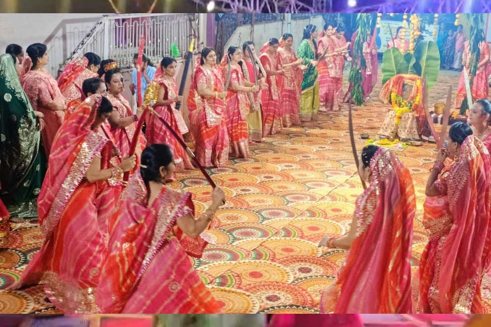 खरगोन में महिलाओं और बच्चियों ने किया तलवार गरबा, 250 महिलाएं एक साथ उतरी मैदान में 1 11A 79 खरगोन में महिलाओं और बच्चियों ने किया तलवार गरबा, 250 महिलाएं एक साथ उतरी मैदान में