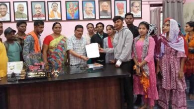16 3 डिमरापाल मेडिकल कॉलेज से निकाले गये गार्ड्स ने चित्रकोट विधायक को सौंपा ज्ञापन