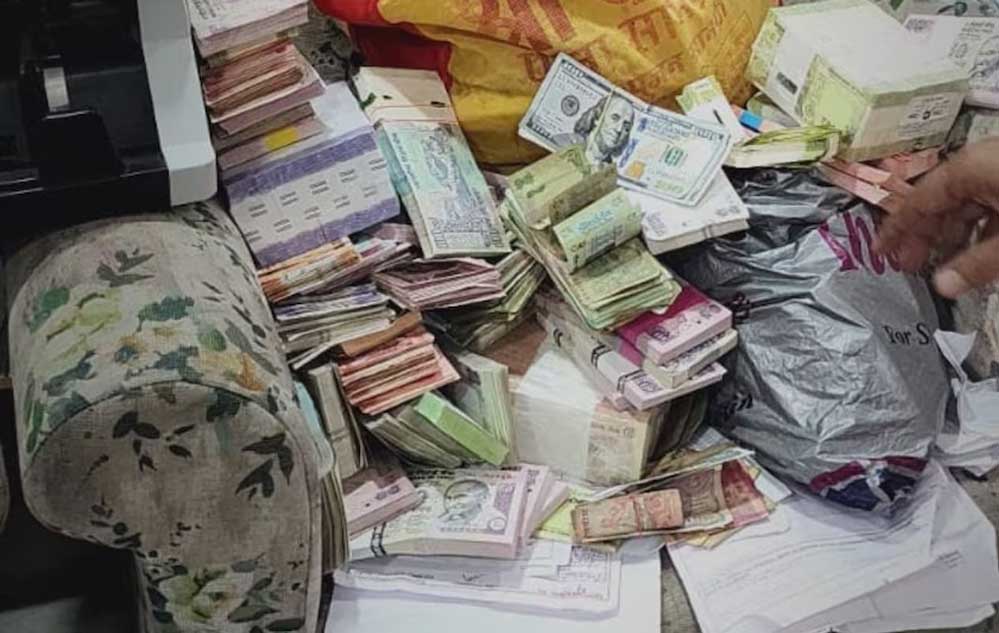 भोपाल में सरकारी कर्मचारी के यहां मिला 70 लाख का सोना, कैश का भी अंबार; छापेमारी में हथियार 1 17A 35 भोपाल में सरकारी कर्मचारी के यहां मिला 70 लाख का सोना, कैश का भी अंबार; छापेमारी में हथियार