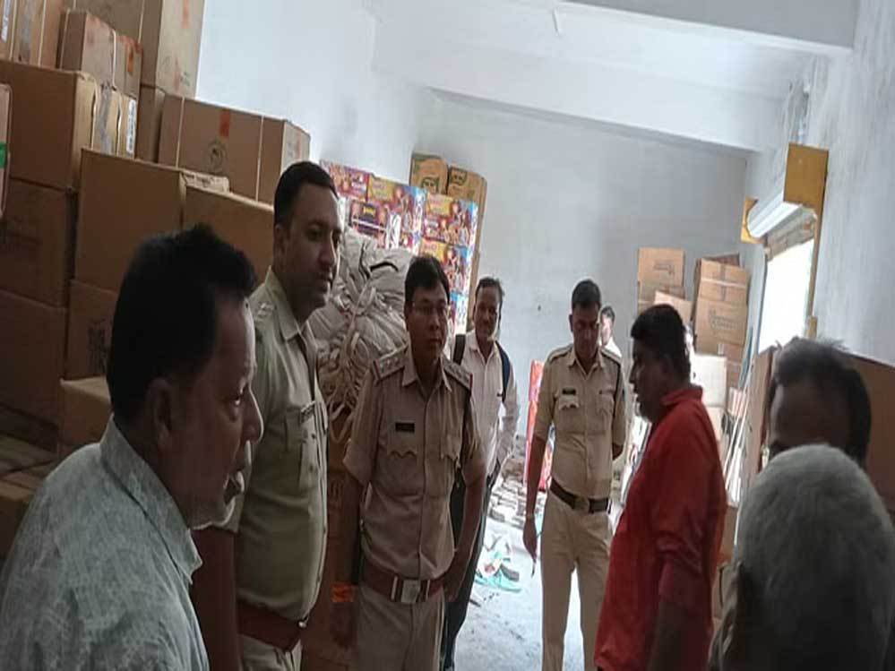 उज्जैन में अमानक पटाखा बेच रहे व्यापारी पर कार्रवाई, पुलिस ने गोदाम किया सील 1 18A 33 उज्जैन में अमानक पटाखा बेच रहे व्यापारी पर कार्रवाई, पुलिस ने गोदाम किया सील