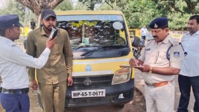 19A 151 बिजूरी में ट्रैफिक पुलिस द्वारा स्कूली वाहन चालकों की गई आकस्मिक चेकिंग