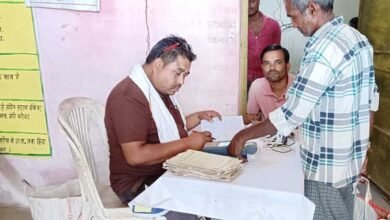 19A 155 जिले के ग्रामीण क्षेत्रों में पंचायत सचिवों की उपस्थिति में किया जा रहा राशन का वितरण
