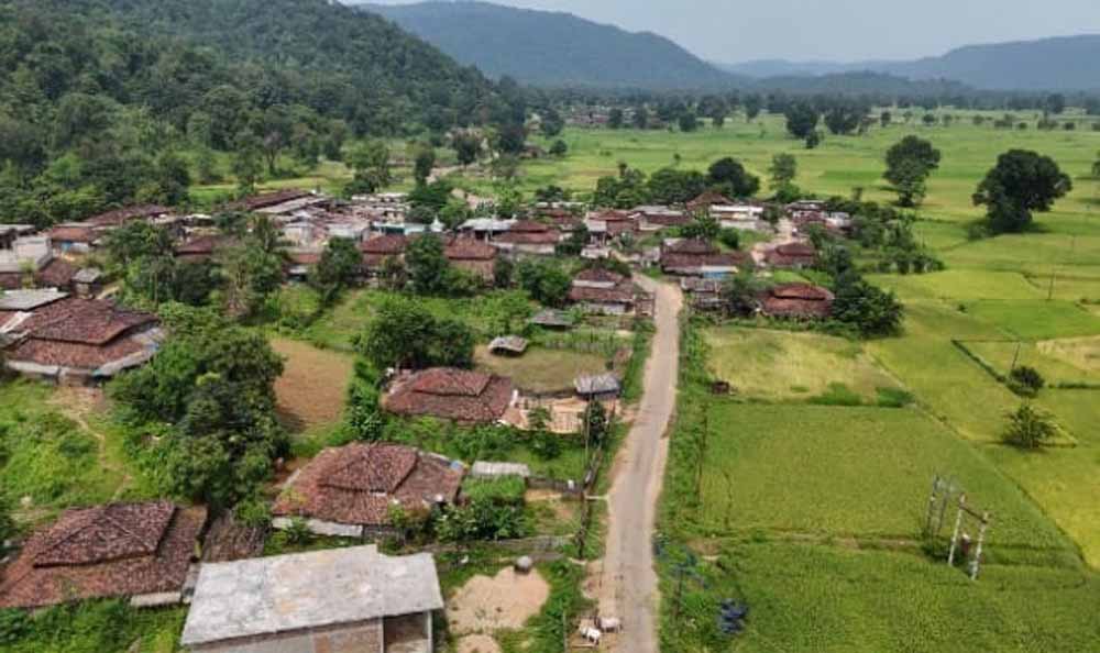 दुर्गम गांवों में रहने वाले कई जनजातीय परिवारों की जीवन-रेखा बनी हर्रानाला से दुगलई सड़क 1 2 5 दुर्गम गांवों में रहने वाले कई जनजातीय परिवारों की जीवन-रेखा बनी हर्रानाला से दुगलई सड़क