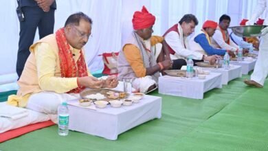 20 5 मुख्यमंत्री साय ने आमचो बस्तर क्लब में मांझी-चालकी और बस्तर दशहरा पर्व के पारंपरिक सदस्यों के साथ किया दोपहर का भोजन