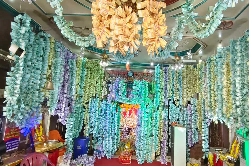 रतलाम के महालक्ष्मी मंदिर के पट 11 घंटे बाद खुले, पंडित संजय दवे ने वैदिक मंत्रोच्चार के साथ पूजा कराई 1 21A 29 रतलाम के महालक्ष्मी मंदिर के पट 11 घंटे बाद खुले, पंडित संजय दवे ने वैदिक मंत्रोच्चार के साथ पूजा कराई