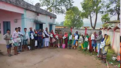 24A 87 डिंडोरी के नारी ग्वारा गांव में कृषि विभाग ने 110 किसानों को मसूर का बीज बांटा