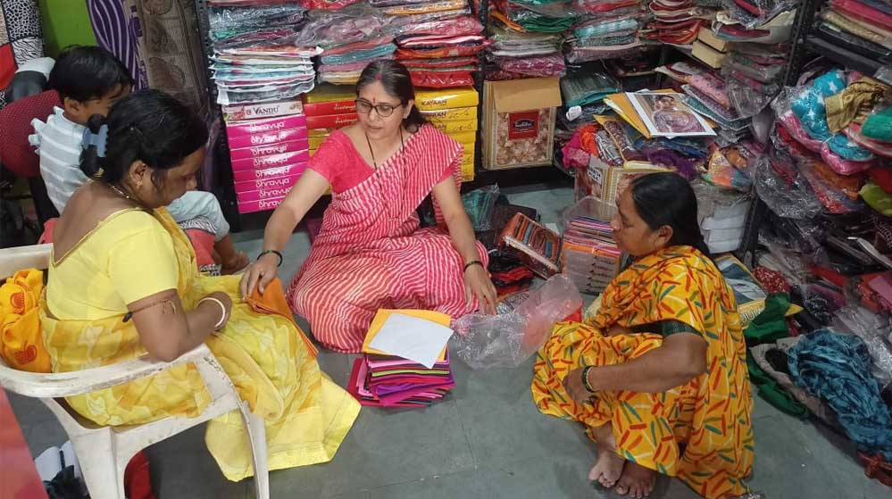 अब ब्यूटी पार्लर और साड़ी सेंटर से 20 हजार रूपये महीना कमाती हैं पूनम..... 1 25A 89 अब ब्यूटी पार्लर और साड़ी सेंटर से 20 हजार रूपये महीना कमाती हैं पूनम.....