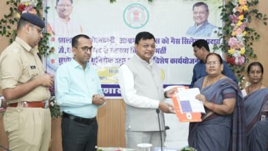 26 मंत्री देवांगन ने स्कूल, आंगनबाड़ी में खाना पकाने के लिए गैस सिलेण्डर का किया वितरण