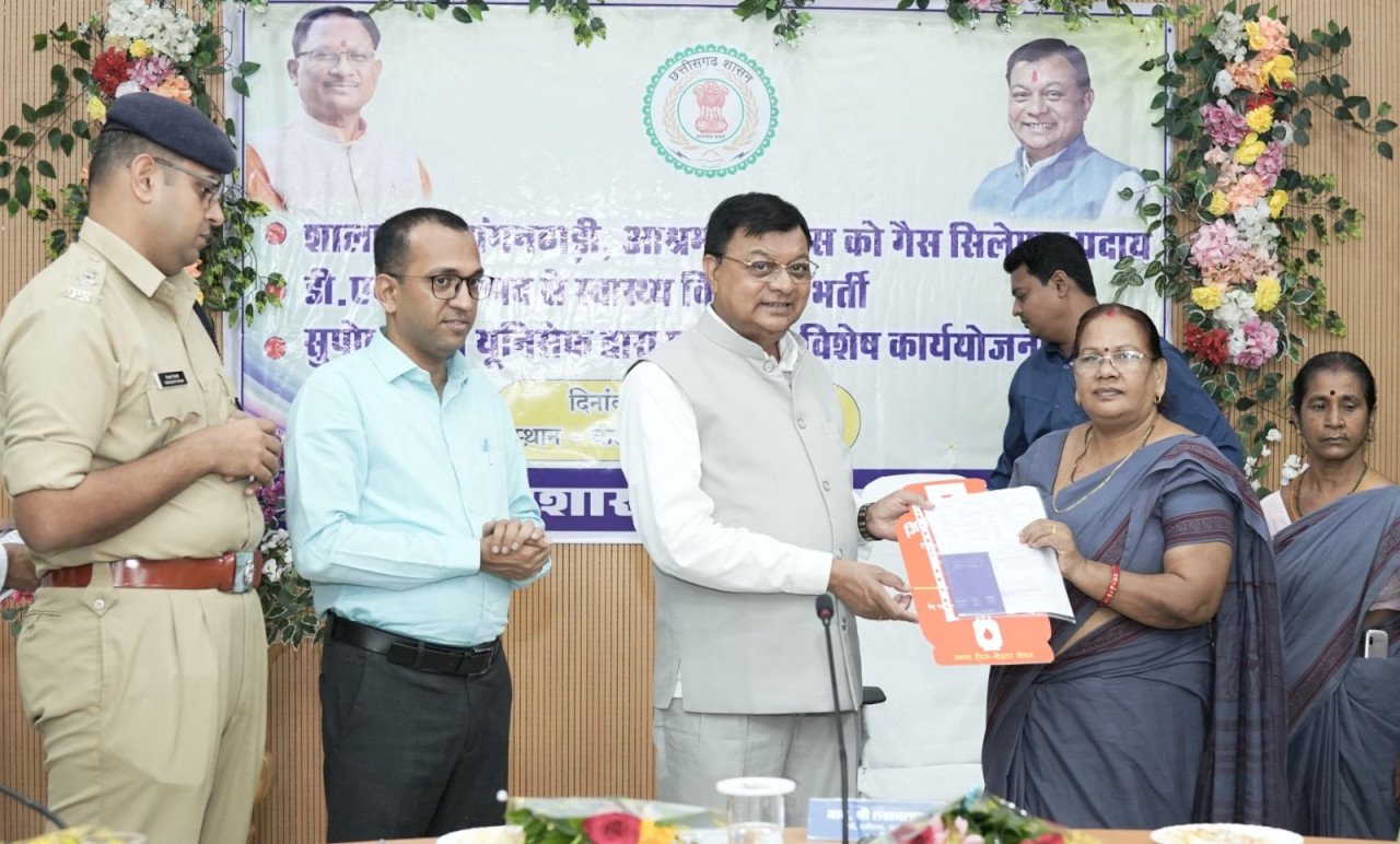 मंत्री देवांगन ने स्कूल, आंगनबाड़ी में खाना पकाने के लिए गैस सिलेण्डर का किया वितरण 1 26 मंत्री देवांगन ने स्कूल, आंगनबाड़ी में खाना पकाने के लिए गैस सिलेण्डर का किया वितरण