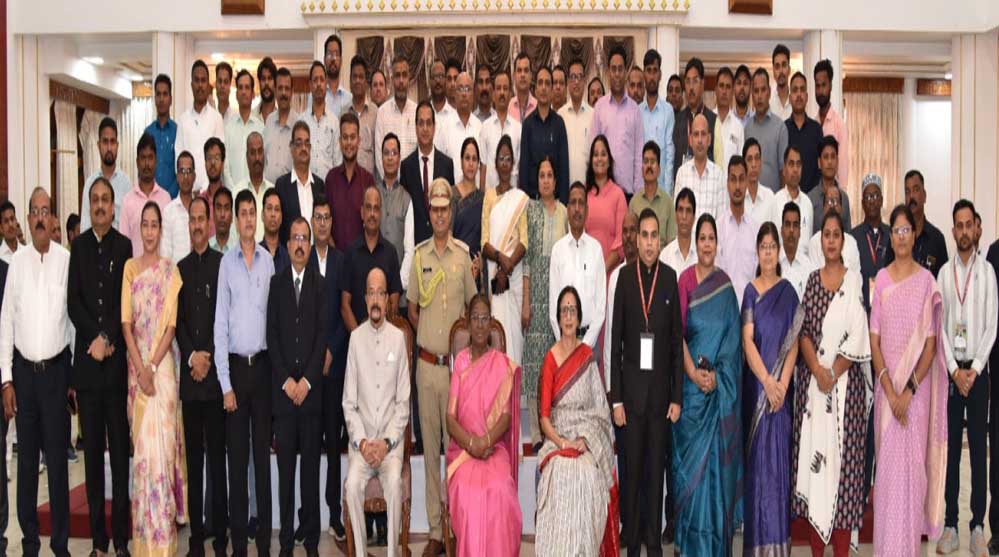 राष्ट्रपति श्रीमती मुर्मु के साथ राजभवन परिवार ने कराई फोटोग्राफी कराई फोटोग्राफी 1 26 A 32 राष्ट्रपति श्रीमती मुर्मु के साथ राजभवन परिवार ने कराई फोटोग्राफी कराई फोटोग्राफी