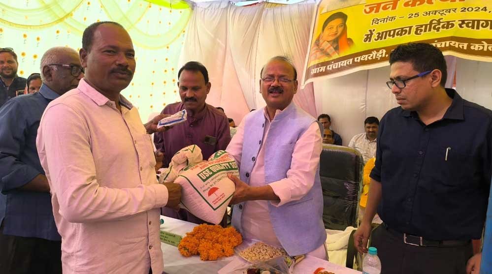 समाज के अंतिम छोर में बैठे व्यक्ति को शासकीय योजनाओं का लाभ दिलाने हेतु सरकार प्रतिबद्ध- कुटीर एवं ग्रामोद्योग राज्य मंत्री 1 26 A 52 समाज के अंतिम छोर में बैठे व्यक्ति को शासकीय योजनाओं का लाभ दिलाने हेतु सरकार प्रतिबद्ध- कुटीर एवं ग्रामोद्योग राज्य मंत्री