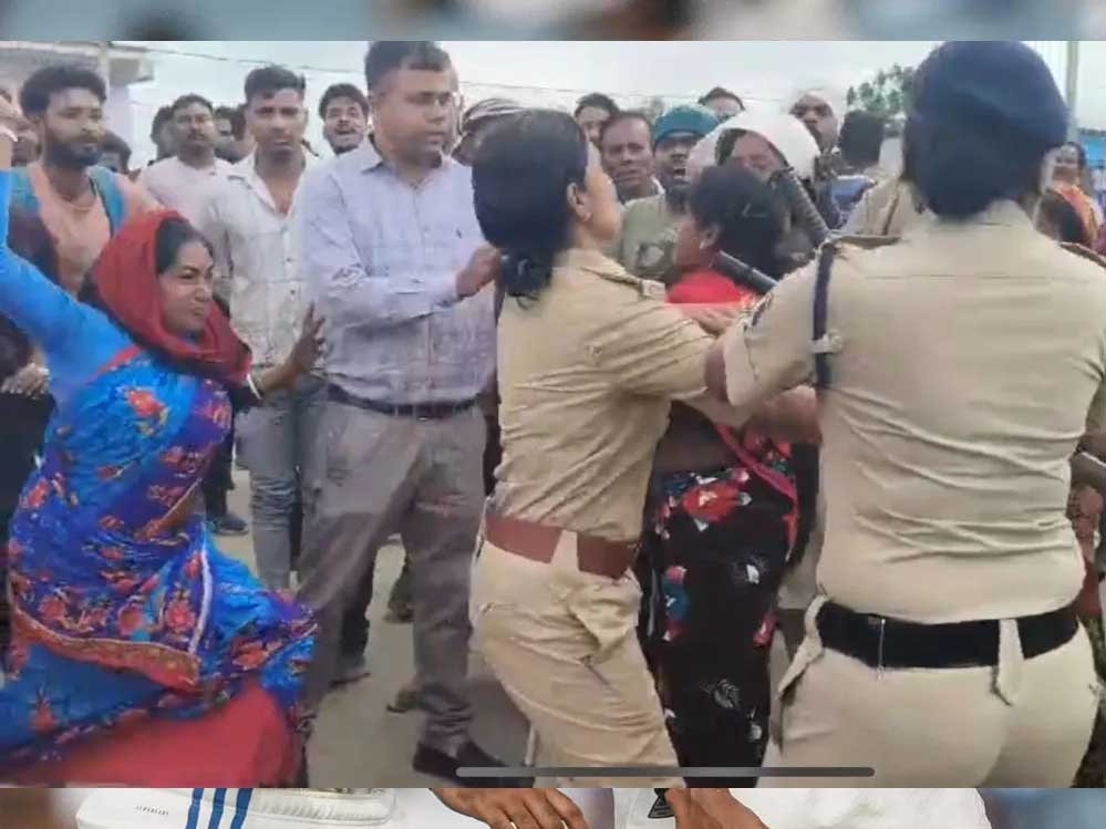 छत्तीसगढ़ में बलरामपुर में हिरासत में युवक की मौत पर बवाल, भीड़ का थाने पर हमला; महिला ASP घायल 1 26 A 8 छत्तीसगढ़ में बलरामपुर में हिरासत में युवक की मौत पर बवाल, भीड़ का थाने पर हमला; महिला ASP घायल