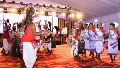 26 A 83 रायपुर : राष्ट्रपति श्रीमती द्रौपदी मुर्मु के समक्ष आदिवासियों ने पारंपरिक वेशभूषा में प्रसिद्ध लोकनृत्य का किया प्रदर्शन