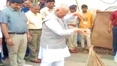 2A 59 राज्यपाल पटेल ने झाड़ू लगाकर दिया स्वच्छता का संदेश