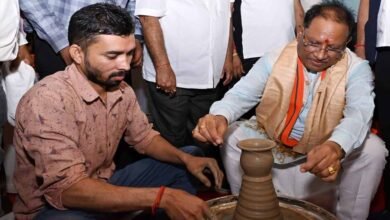 2A 86 मुख्यमंत्री विष्णु देव साय ने चाक पर दिखाई कलाकारी, बनाई मिट्टी की कटोरी