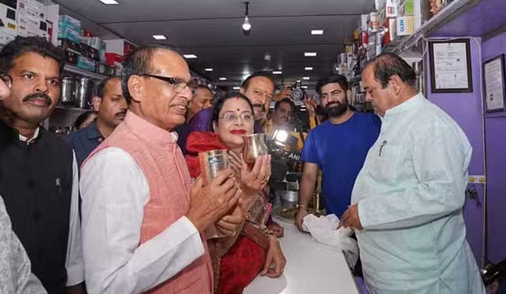 30A 54 केंद्रीय मंत्री शिवराज सिंह चौहान ने धनतेरस के मौके पर पत्नी के साथ की खरीदारी