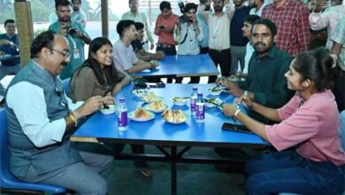 35 उप मुख्यमंत्री साव ने लिया स्वसहायता समूह की कैंटीन के फरा-चटनी का स्वाद