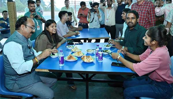 उप मुख्यमंत्री साव ने लिया स्वसहायता समूह की कैंटीन के फरा-चटनी का स्वाद 1 35 उप मुख्यमंत्री साव ने लिया स्वसहायता समूह की कैंटीन के फरा-चटनी का स्वाद