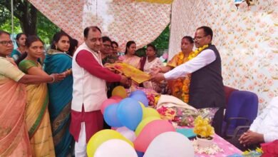 3A 81 एकीकृत शासकीय हाई स्कूल गाज़ीपुर के प्राचार्य के रिटायरमेंट पर दुःखी हुआ स्टाफ और स्कूली बच्चे