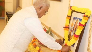 5A 37 राज्यपाल पटेल ने रानी दुर्गावती की जयंती पर की पुष्पांजलि अर्पित