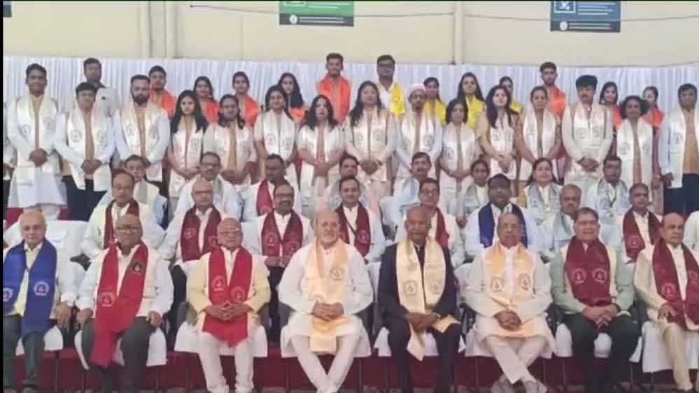 इंदौर के श्री वैष्णव विद्यापीठ विश्वविद्यालय के दीक्षा समारोह में शामिल हुए पूर्व राष्ट्रपति 1 7A 51 इंदौर के श्री वैष्णव विद्यापीठ विश्वविद्यालय के दीक्षा समारोह में शामिल हुए पूर्व राष्ट्रपति