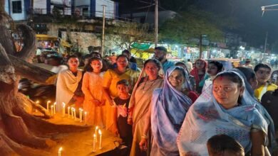 8A 5 रानी अवंती चौक बस स्टैंड डिंड़ौरी में कैंडल जलाकर शांतिपूर्ण तरीके से मौन विरोध प्रदर्शन