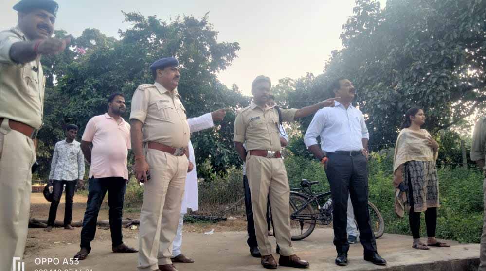 कलेक्टर ने पॉलिटेक्निक कॉलेज में रावण दहन स्थल का किया निरीक्षण 1 8A 78 कलेक्टर ने पॉलिटेक्निक कॉलेज में रावण दहन स्थल का किया निरीक्षण