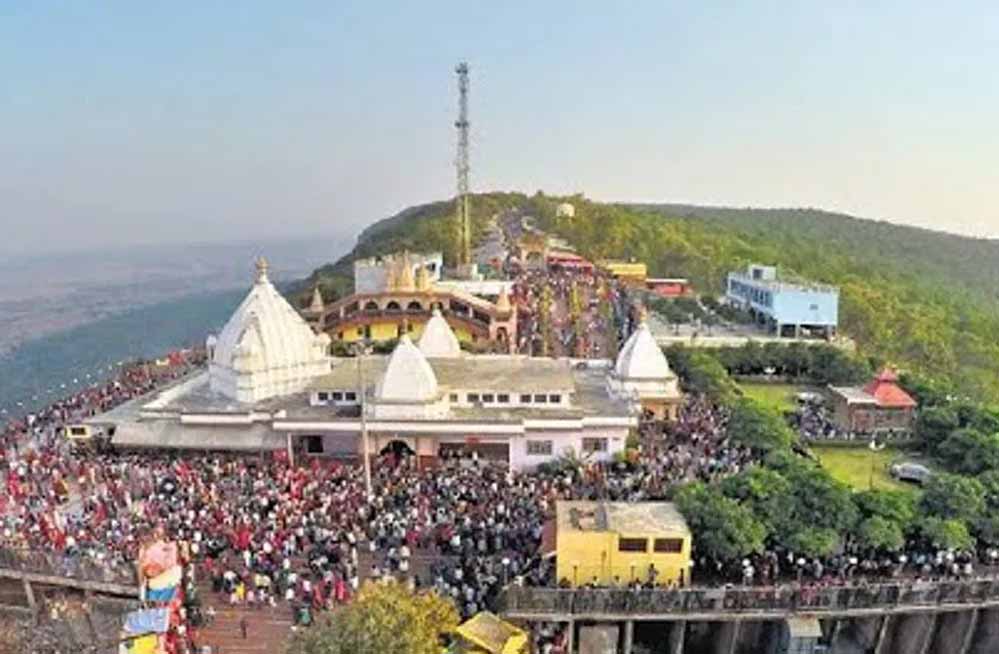 मुख्यमंत्री डॉ. यादव एवं केंद्रीय कृषि मंत्री चौहान ने सलकनपुर के विजयासन देवी धाम पहुंचकर की पूजा-अर्चना 1 9A 1 मुख्यमंत्री डॉ. यादव एवं केंद्रीय कृषि मंत्री चौहान ने सलकनपुर के विजयासन देवी धाम पहुंचकर की पूजा-अर्चना