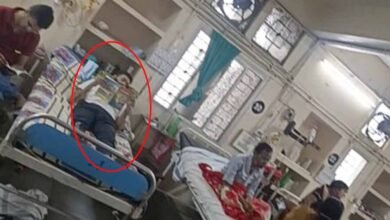 AROPI 7 अस्पताल में बिना हथकड़ी के अपने रिश्तेदारों से मिल रहा हथियार सप्लायर आरोपी, इतना VIP ट्रीटमेंट क्यों