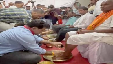 Deputy CM sharma3 उपमुख्यमंत्री शर्मा ने आवास मेले में कबीरधाम में हितग्राहियों के धोए पैर, नए आवास की चाबी और प्रमाण पत्र किया भेंट
