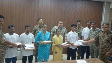 Naxal1 3 पुनर्वास नीति से प्रभावित होकर मुख्यधारा में जुड़ रहे माओवादी, इनामी नक्सली दंपत्ति समेत 6 नक्सलियों ने किया सरेंडर