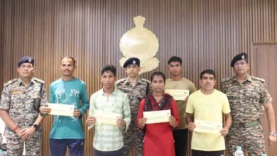 Naxal1 5 पांच लाख के इनामी सहित 5 नक्सलियों ने किया सरेंडर