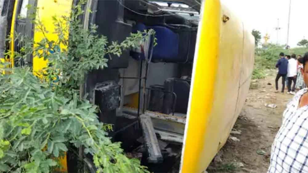 राजस्थान-कोटा में बच्चों से भरी स्कूल बस पलटी, शीशे तोड़कर निकाला, चार गंभीर घायल 1 Rajasathan 06 2 राजस्थान-कोटा में बच्चों से भरी स्कूल बस पलटी, शीशे तोड़कर निकाला, चार गंभीर घायल