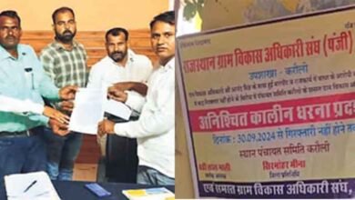 Rajasthan 04 1 1 राजस्थान-करौली में ग्राम विकास अधिकारी से मारपीट का विरोध, धरना देकर एसपी व सीईओ को सौंपा ज्ञापन