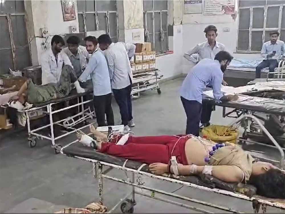 alwar अलवर में दिल्ली-मुंबई एक्सप्रेसवे पर सड़क हादसा, पलटी कार 3 लोगों की मौत, 2 घायल