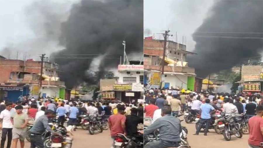 प्रधान आरक्षक की पत्नी और बेटी की बेरहमी से हत्या करने वाले आरोपी के घर में लोगों ने लगाई आग 1 aropi ke ghar aag प्रधान आरक्षक की पत्नी और बेटी की बेरहमी से हत्या करने वाले आरोपी के घर में लोगों ने लगाई आग