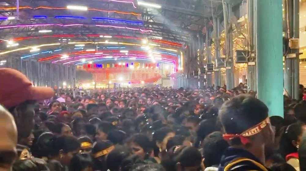 मां बम्लेश्वरी के दर्शन के लिए श्रद्धालु लाखों की संख्या में डोंगरगढ़ पहुंचे, मंदिर में मची भगदड़, एक बुजुर्ग महिला की मौत 1 bagda मां बम्लेश्वरी के दर्शन के लिए श्रद्धालु लाखों की संख्या में डोंगरगढ़ पहुंचे, मंदिर में मची भगदड़, एक बुजुर्ग महिला की मौत