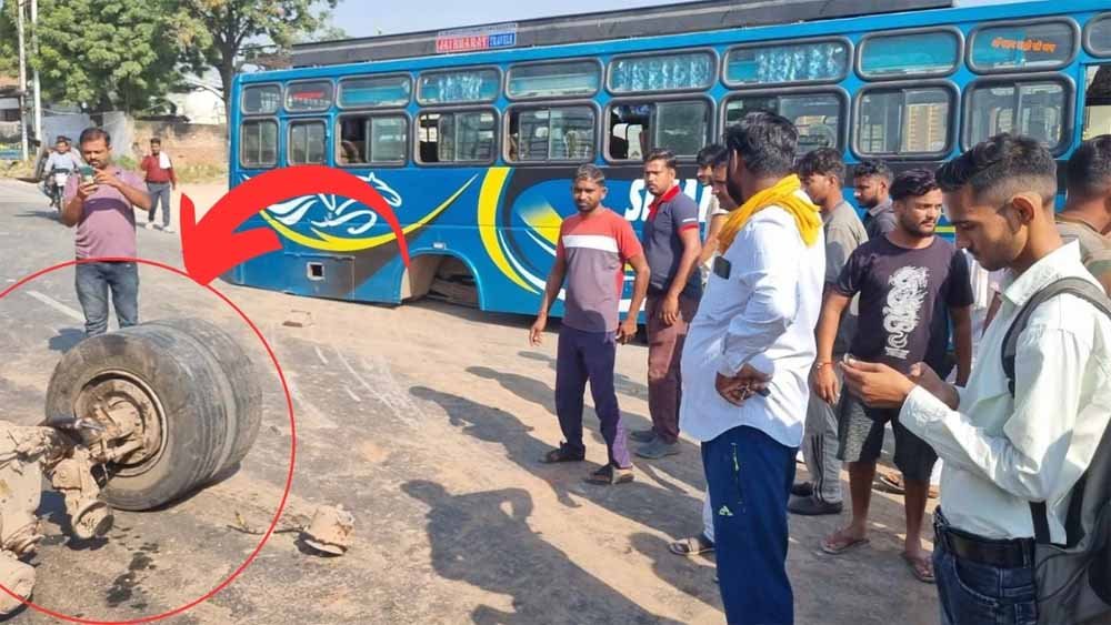 मुरैना आ रही बस हाईवे पर डिवाइडर से टकराई और इसके बाद बस के पिछले चार पहिए निकल गए, कंडक्टर की मौत 1 bus 3 मुरैना आ रही बस हाईवे पर डिवाइडर से टकराई और इसके बाद बस के पिछले चार पहिए निकल गए, कंडक्टर की मौत