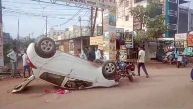 car accident1 भीषण सड़क हादसा: नशे में धुत युवक ने तेज रफ्तार कार डिवाइडर चढाई, पलटी कार