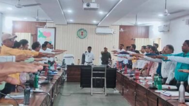 cg0101 कलेक्टर ने उल्लास नवभारत साक्षरता कार्यक्रम के तहत अधिकारियों को दिलाई शपथ