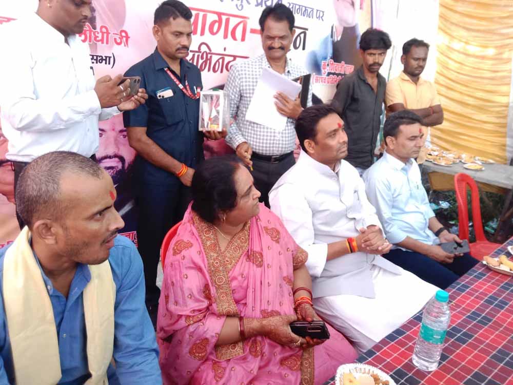 सार्वजनिक कार्यक्रम मैं पहुंचे क्षेत्रीय सांसद का किया गया आत्मीय स्वागत 1 chat सार्वजनिक कार्यक्रम मैं पहुंचे क्षेत्रीय सांसद का किया गया आत्मीय स्वागत